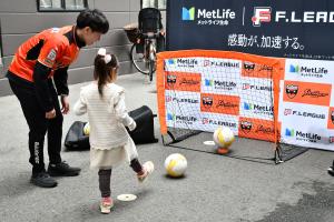 シュライカー大阪の選手と子ども