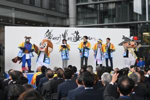 水色と黄色のコスチューム