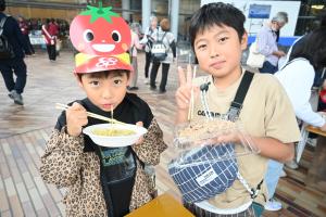 どんぶりを食べる子ども