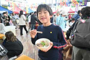 どんぶりを食べる子ども