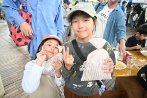 景品をもらった子どもたち