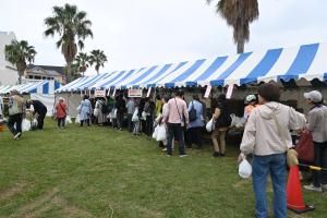 野菜販売に並ぶ行列