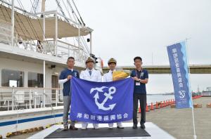 旗を持った４人の男性