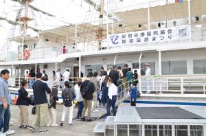 日本丸に乗り込んでいる様子