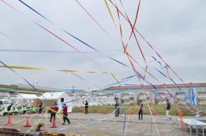 船上と陸をつなぐ色とりどりのテープ