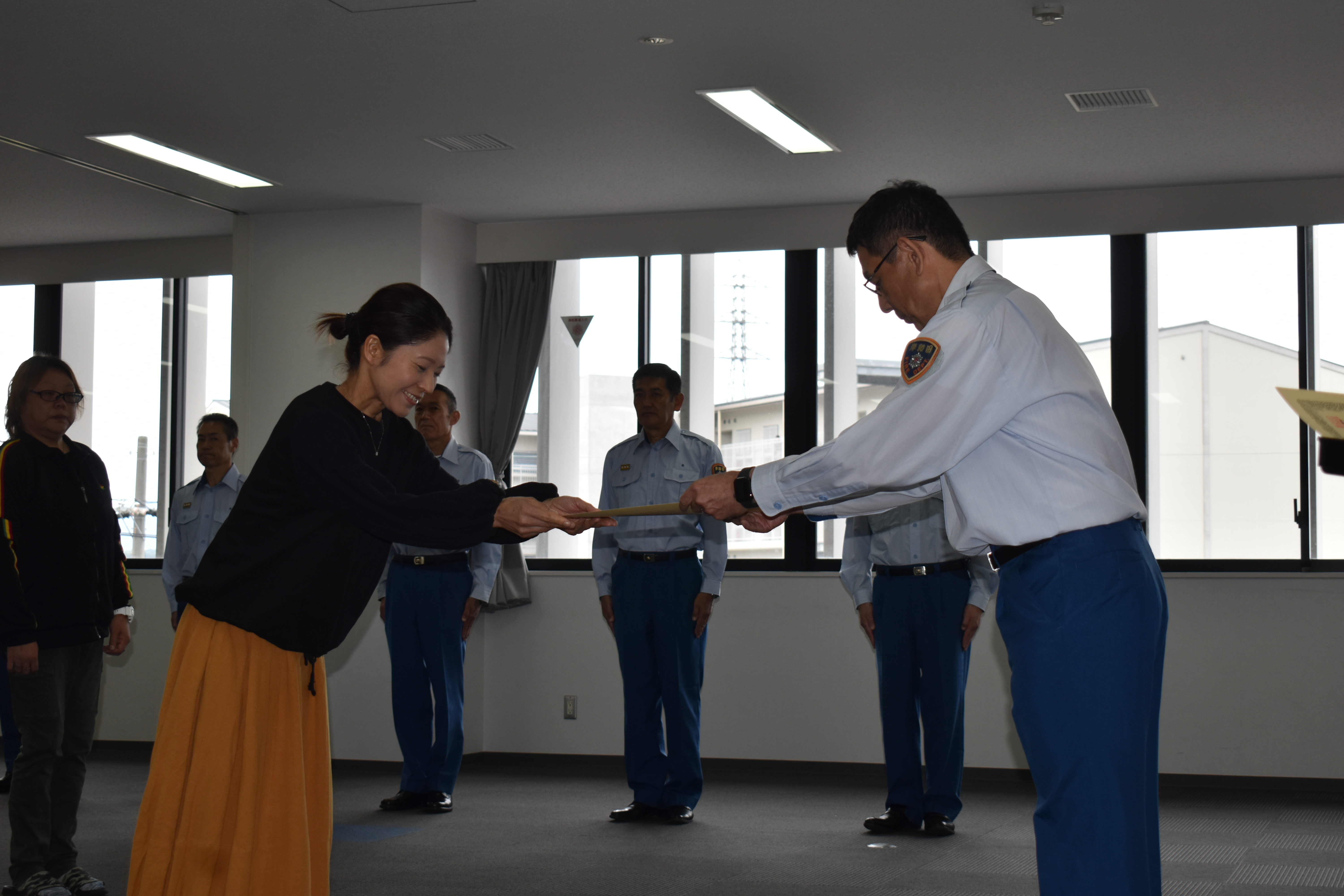 女性が消防長から感謝状をもらっている写真