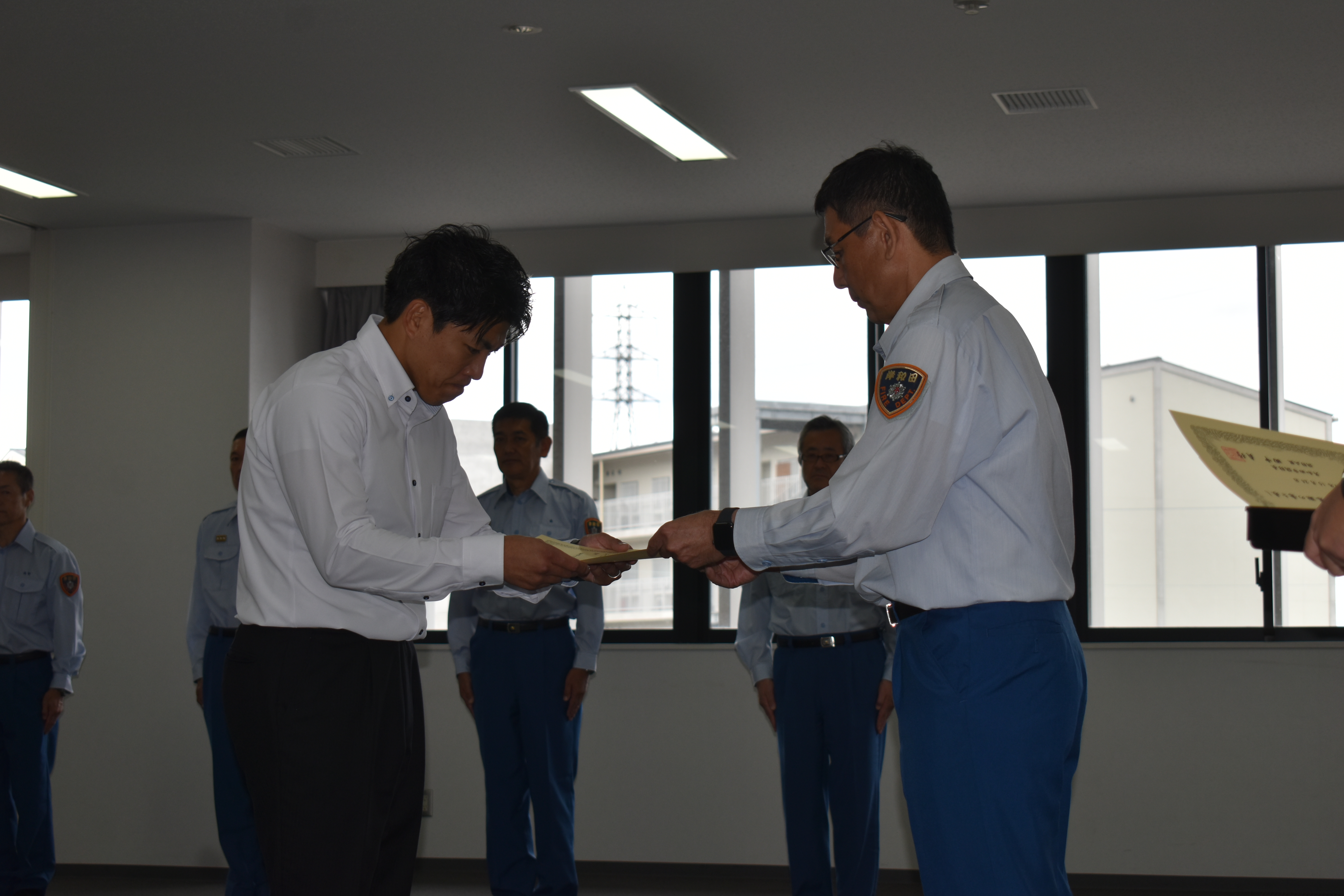 男性が消防長から感謝状をもらっている写真