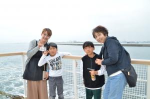 船の上で写真を撮る家族