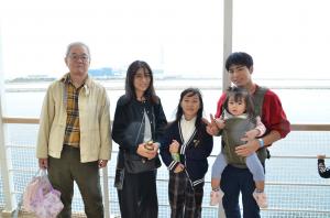 船の上で写真を撮る家族