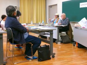 生徒さんの質問に答えている様子