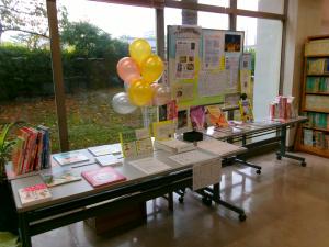 図書館での展示の様子