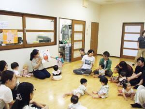 室内で遊ぶ親子たち