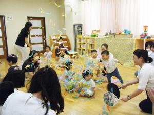 室内で紙吹雪が舞う様子