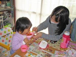 ご飯を食べる幼児