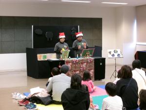 サンタ帽子を被った出演者と観客