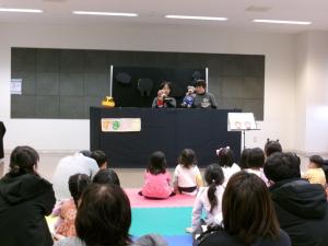 人形劇を見る観客