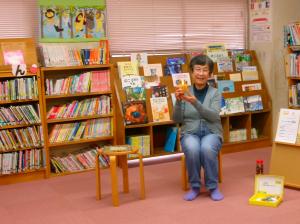 おはなしのろうそくを消すところ