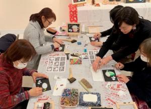 机で作業する人たち