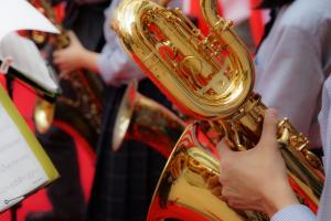 楽器を持つ手元の写真