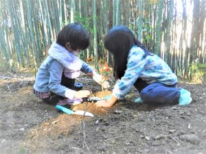 植樹する子ども2人