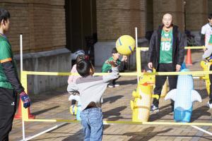 バレーボール体験をする子ども