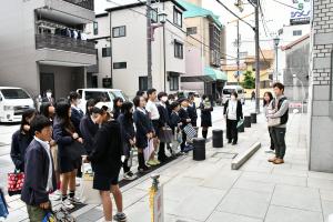 自然資料館に到着した児童たち