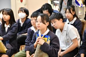 熱心に話を聞く児童たち