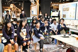 楽しそうに話を聞く児童たち