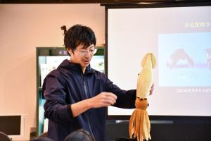 イカについて説明する柏尾学芸員