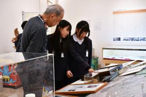 自然資料館を見学する児童たち