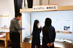 自然資料館を見学する児童たち