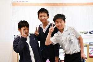 楽しそうにピースをする男子児童