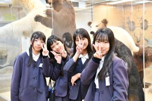 楽しそうにピースをする女子児童たち