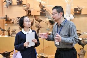 熱心に説明を聞く女子児童