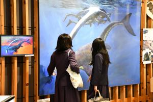 館内を見学する女子児童