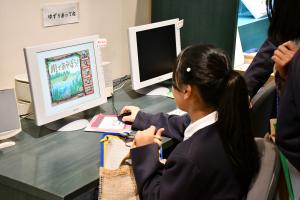 パソコンを見る女子児童