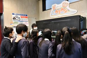 ウミウシの水槽を見学する児童たち