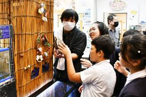 カエルを触る児童たち