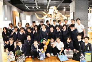 ナウマンゾウの全身骨格レプリカの前での集合写真