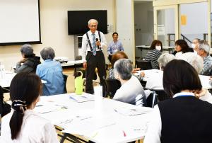 笑顔で講演をする久米田病院の梅木先生