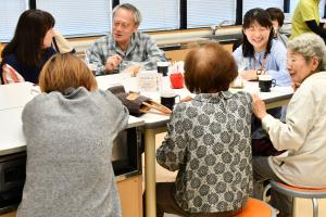 認知症カフェで楽しそうに話をする参加者の皆さん