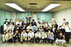 認知症サポーター養成講座を受けた市役所新規採用職員の集合写真