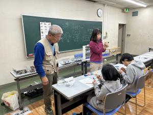 参加者が野鳥を作っている様子