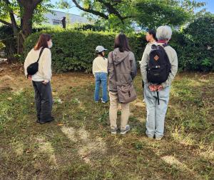 自然の中でゲームを行っている様子