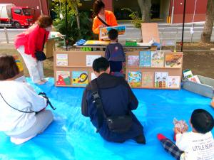 読み聞かせをしている様子