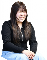 インタビューに笑顔で答える谷口さん