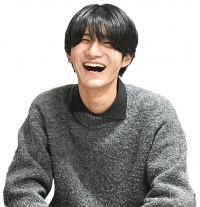 笑顔でインタビューに答える安井さん