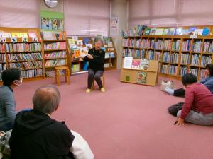 絵本の読み聞かせをしている様子