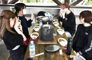 カレーを食べる女子生徒