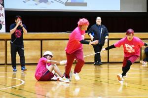 名物やりまわしで勢いよく走る男子生徒と応援する先生